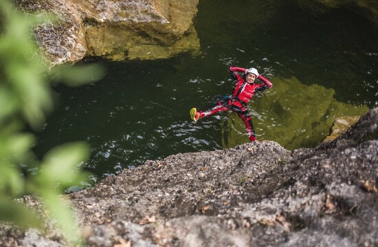 Ein Mann treibt beim Canyoning in Salzburg im Wasser
