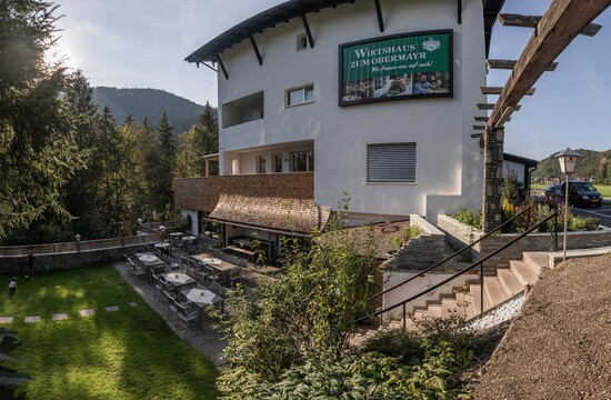 Beim Canyoning-Betriebsausflug treibt ein Mann genüsslich im Wasser